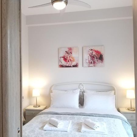 New, Bright, Cozy, Autonomous Apartment With Private Entrance And Garden, 42 M2, 5Min To The Beach And City Center カラマタ エクステリア 写真