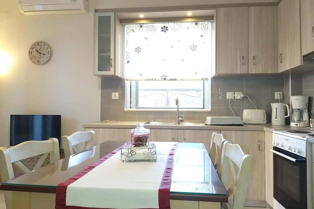 New, Bright, Cozy, Autonomous Apartment With Private Entrance And Garden, 42 M2, 5Min To The Beach And City Center カラマタ エクステリア 写真