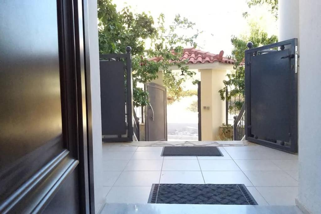 New, Bright, Cozy, Autonomous Apartment With Private Entrance And Garden, 42 M2, 5Min To The Beach And City Center カラマタ エクステリア 写真
