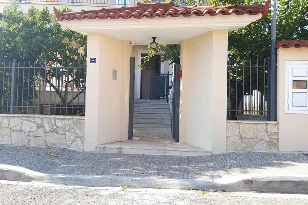 New, Bright, Cozy, Autonomous Apartment With Private Entrance And Garden, 42 M2, 5Min To The Beach And City Center カラマタ エクステリア 写真