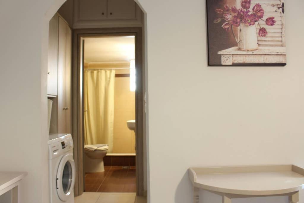 New, Bright, Cozy, Autonomous Apartment With Private Entrance And Garden, 42 M2, 5Min To The Beach And City Center カラマタ エクステリア 写真