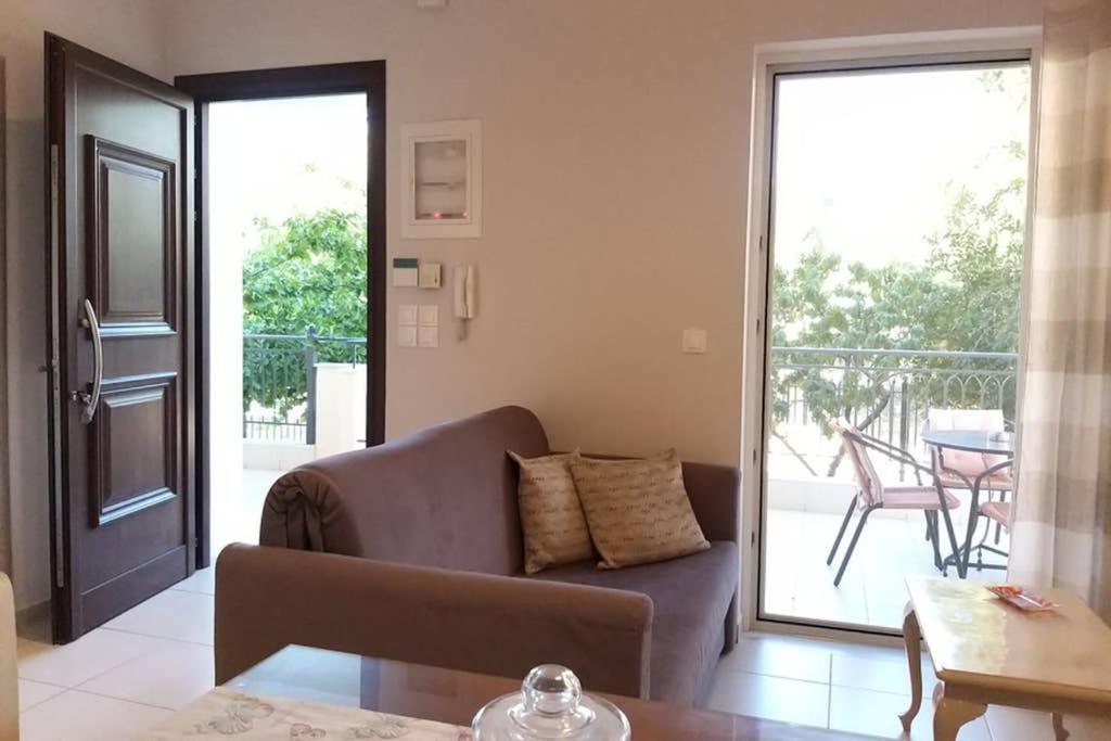 New, Bright, Cozy, Autonomous Apartment With Private Entrance And Garden, 42 M2, 5Min To The Beach And City Center カラマタ エクステリア 写真