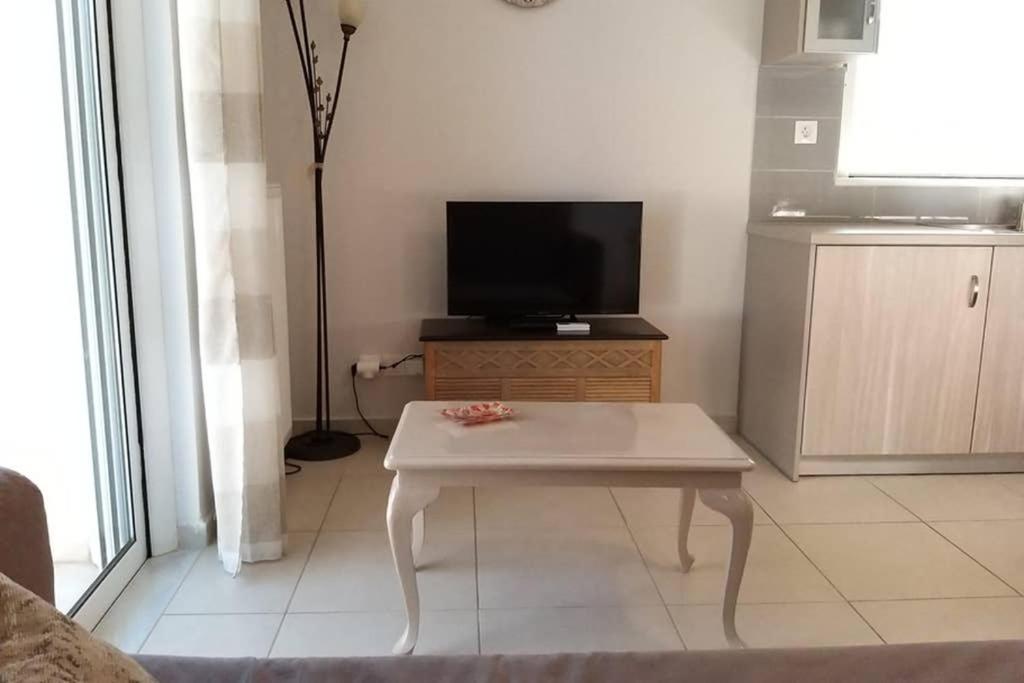 New, Bright, Cozy, Autonomous Apartment With Private Entrance And Garden, 42 M2, 5Min To The Beach And City Center カラマタ エクステリア 写真