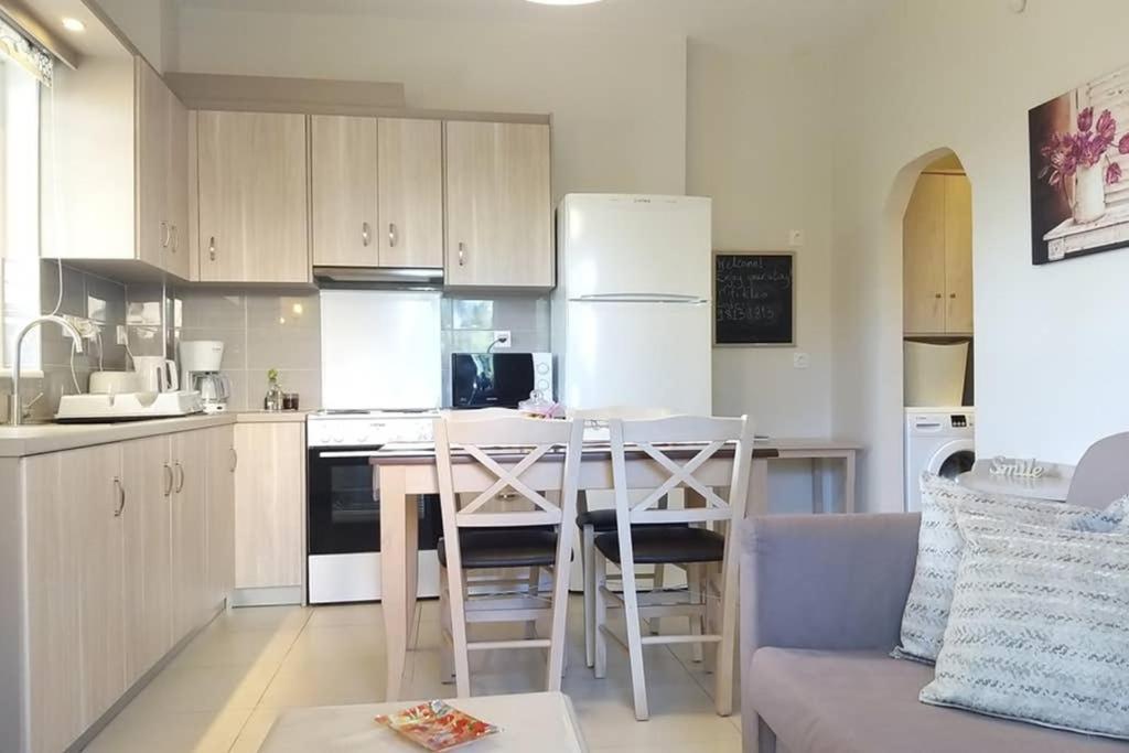 New, Bright, Cozy, Autonomous Apartment With Private Entrance And Garden, 42 M2, 5Min To The Beach And City Center カラマタ エクステリア 写真