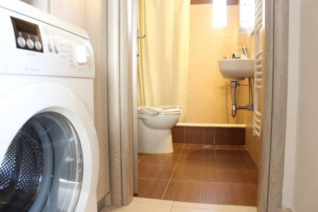 New, Bright, Cozy, Autonomous Apartment With Private Entrance And Garden, 42 M2, 5Min To The Beach And City Center カラマタ エクステリア 写真