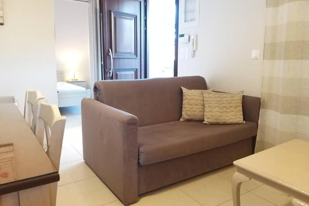 New, Bright, Cozy, Autonomous Apartment With Private Entrance And Garden, 42 M2, 5Min To The Beach And City Center カラマタ エクステリア 写真