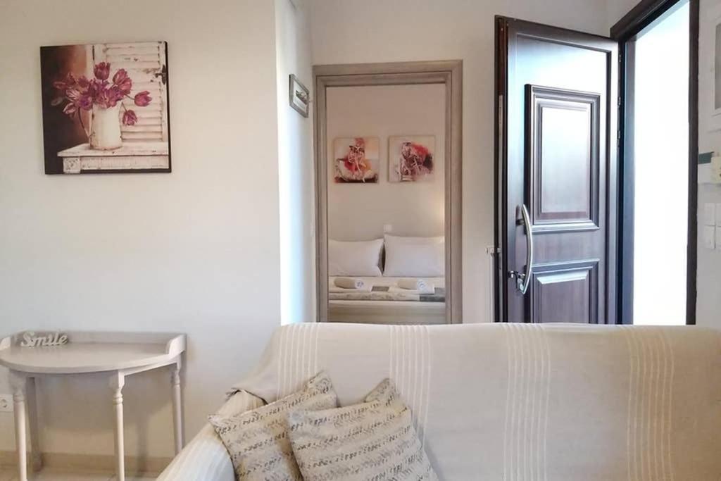 New, Bright, Cozy, Autonomous Apartment With Private Entrance And Garden, 42 M2, 5Min To The Beach And City Center カラマタ エクステリア 写真