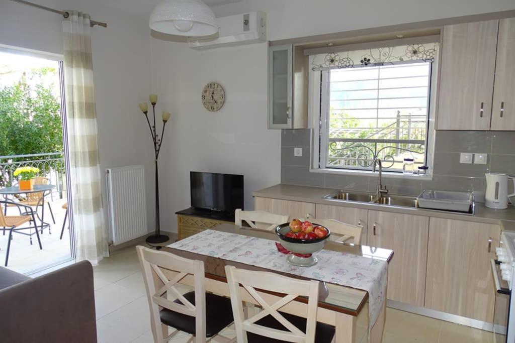 New, Bright, Cozy, Autonomous Apartment With Private Entrance And Garden, 42 M2, 5Min To The Beach And City Center カラマタ エクステリア 写真