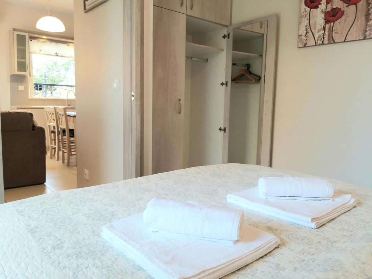 New, Bright, Cozy, Autonomous Apartment With Private Entrance And Garden, 42 M2, 5Min To The Beach And City Center カラマタ エクステリア 写真