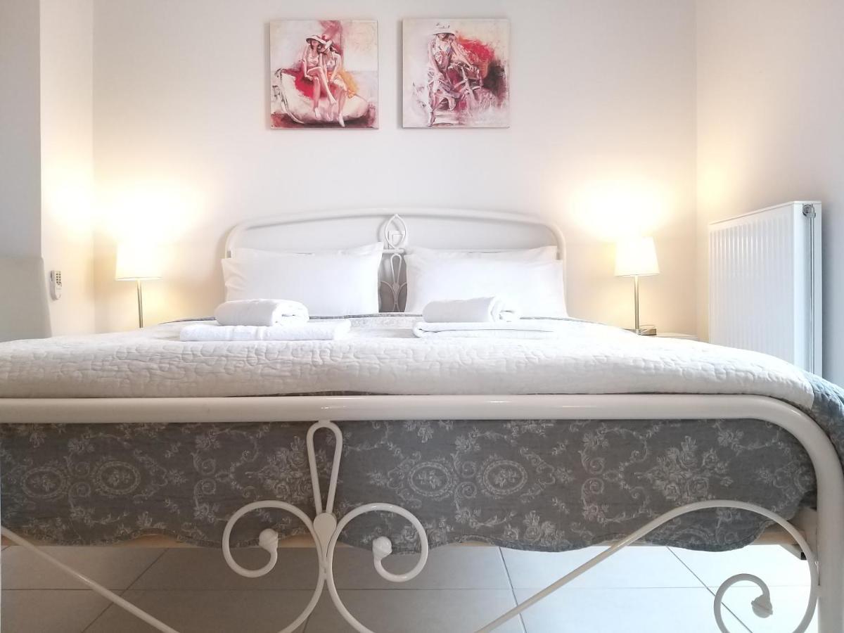 New, Bright, Cozy, Autonomous Apartment With Private Entrance And Garden, 42 M2, 5Min To The Beach And City Center カラマタ エクステリア 写真